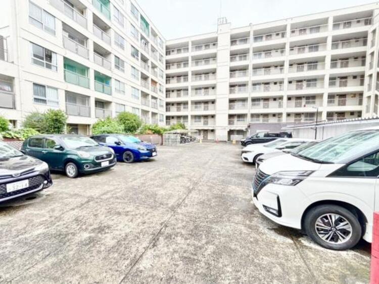 駐車場 マンションの敷地内に設けられた駐車スペースなので重い荷物の出し入れの負担を最小限に抑えられます。