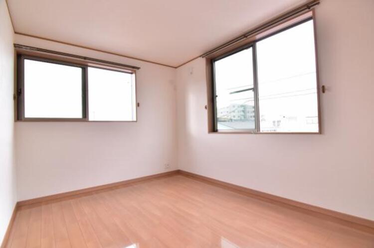 内装 洋室約6.0帖　陽光も降り注ぐ明るく開放的な空間が魅力的。時を忘れて過ごす場所として過ごせるお部屋。