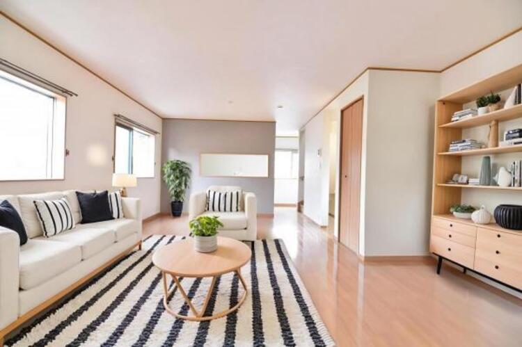 居間 【配置してある家具はCGによるイメージです】LDK20.3帖　ソファーやダイニングテーブルを置いてもゆとりのある広々リビングです。ご家族みなさんで寛げる空間をぜひ現地で体感してみてください。