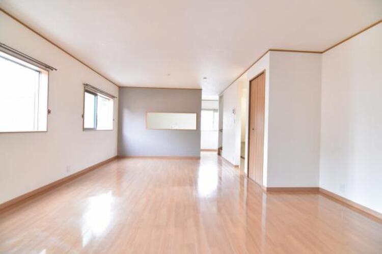 居間 光と風があふれる開放的なリビングダイニングには自然と家族みんなが集まってきます。明るく穏やかな空気の中で幸せを感じさせてくれる場所です。