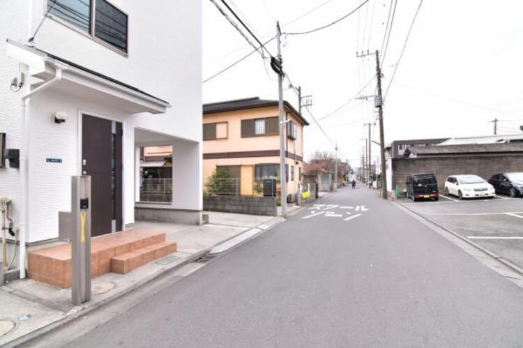 外観 前面道路が広く、間口もゆったり。駐車が苦手なママもらくらく停められます。