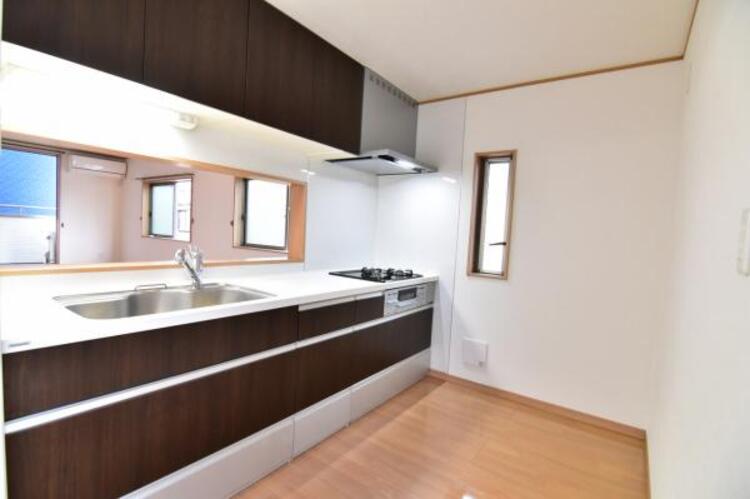 キッチン リビング全体が見渡せる対面式システムキッチン。お子様達がいつもママのそばにいられる安心感も生まれます。食事の用意をしながらご家族との会話も弾み笑顔溢れる空間です。