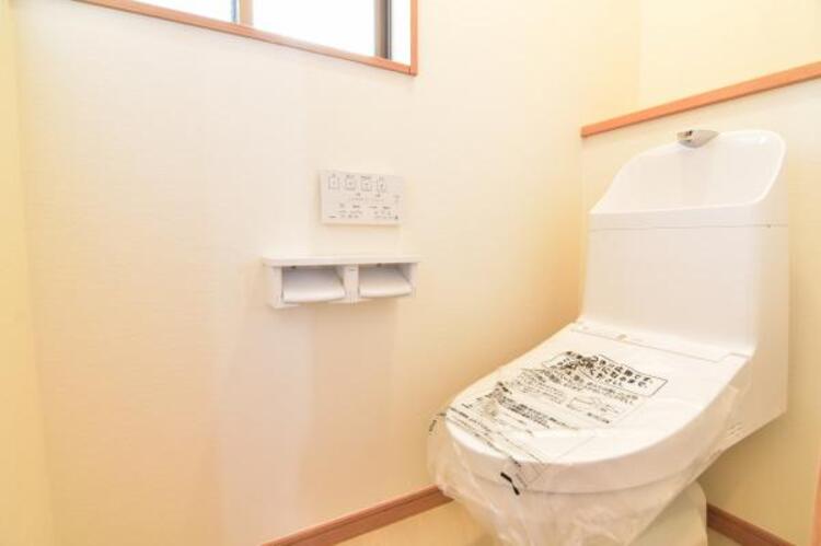 トイレ 毎日使う場所だからこそ、使い勝手を考慮しました。白を基調に、飽きのこない空間は質感豊かな仕上がりとなっております。