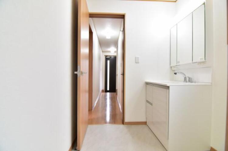 洗面 三面鏡の付いた洗面化粧台は、鏡面裏側にも機能的な収納を配置。普段使いの洗面小物やスキンケア用品などが衛生的に保管できます。