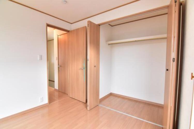 収納 クローゼットには棚やハンガーパイプが備えられているので、大切なお洋服にしわを付けずにそのまましまうことが出来ます。