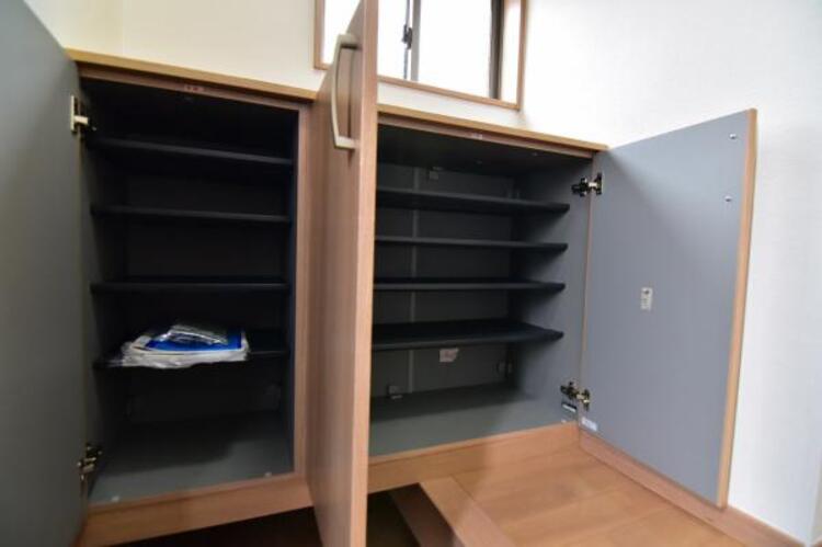 収納 シューズボックスにはご家族みんなの靴をたっぷりの収納できます。