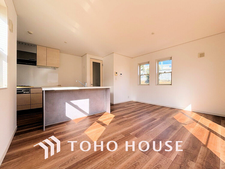 内装 上質な時間を育む暮らしのメインステージ。寛ぎとコミュニケーションを育む居心地のよい場所