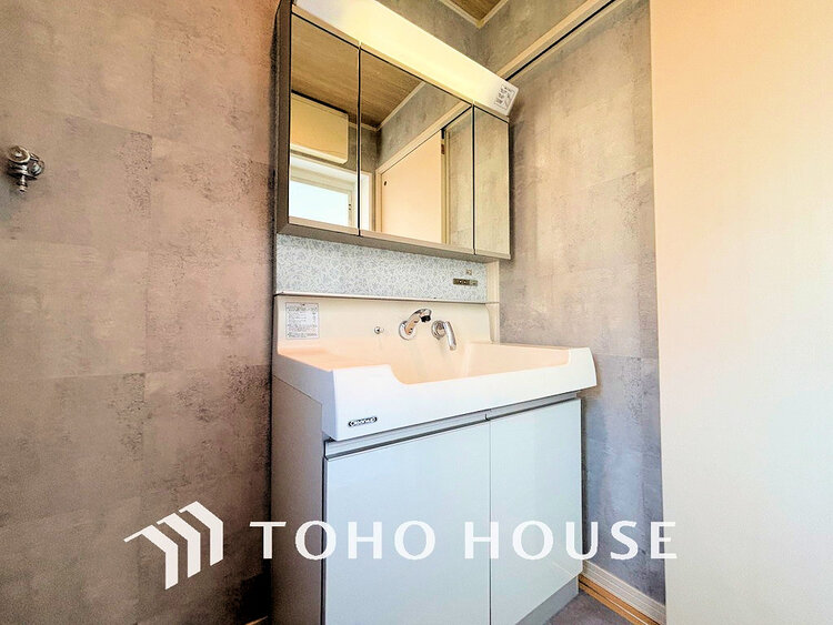 洗面 洗面台には三面鏡を採用。身だしなみを整えやすく収納量も良好です