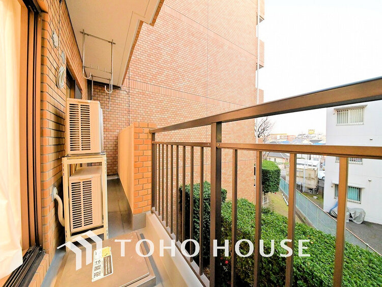 バルコニー 日当たりの良いバルコニーで晴れの日の洗濯物も楽しみになりますね