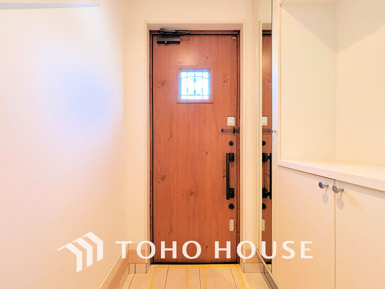 玄関 飾リ過ぎないシンプルな内装と偏り過ぎないデザインの玄関