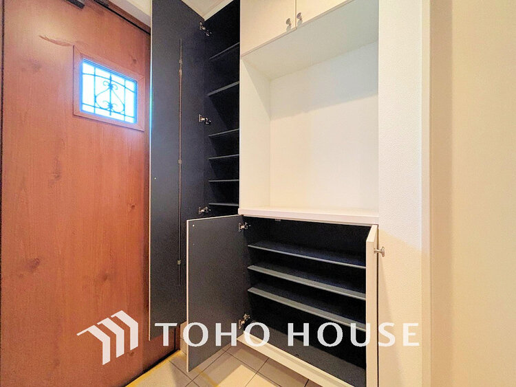 玄関 天井まである玄関収納はご家族分の履物も余裕で収納可能