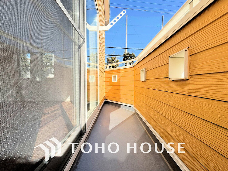 バルコニー 日当たりの良いバルコニーで晴れの日の洗濯物も楽しみになりますね