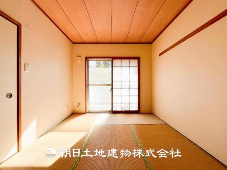 内装 【和室】近年減少傾向にありますが、和室があることで落ち着きと癒しの空間が生まれます。来客時の客室としても利用できますし、お子様のプレイルームやお昼寝に良いお部屋です。