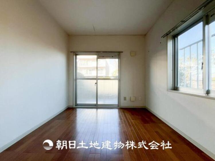 内装 【居室】爽やかな空間演出とセンス良く纏められた室内は良質な寛ぎ空間。そこで暮らす大切な人達のことを考え造りこんだ空間は日々の生活に安らぎを与えてくれます。