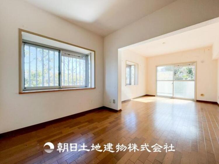 居間 【リビング】1日の中で最も長い時間を過ごすことになるリビングだからこそ、いつも笑顔があふれる空間であるように。広々とした空間から幸せな未来を。