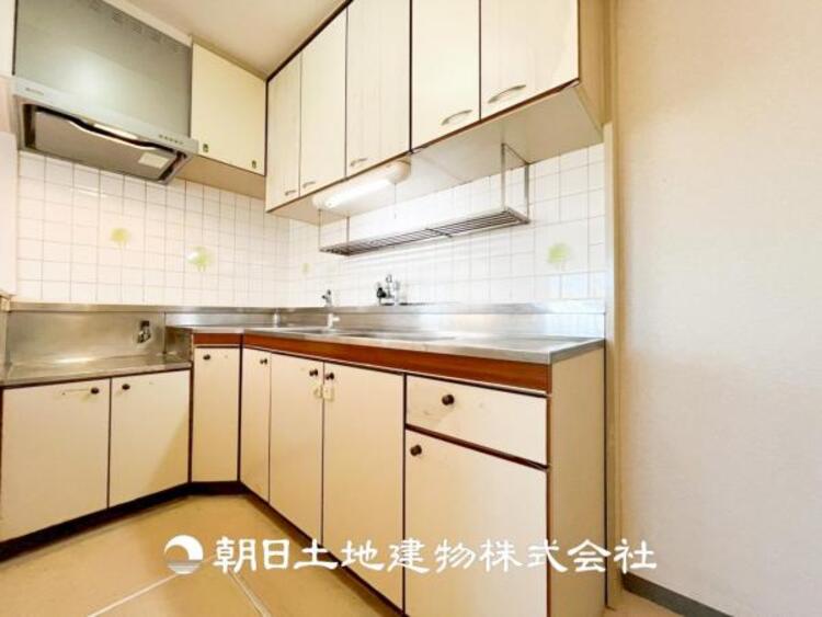 キッチン 【キッチン】仲良しなご夫婦、お子様、みんなでお料理ができる程の贅沢なスペースを実現したキッチンとなっております。みんなで作った料理を召し上がりながらの会話は盛り上がること間違いなしです。