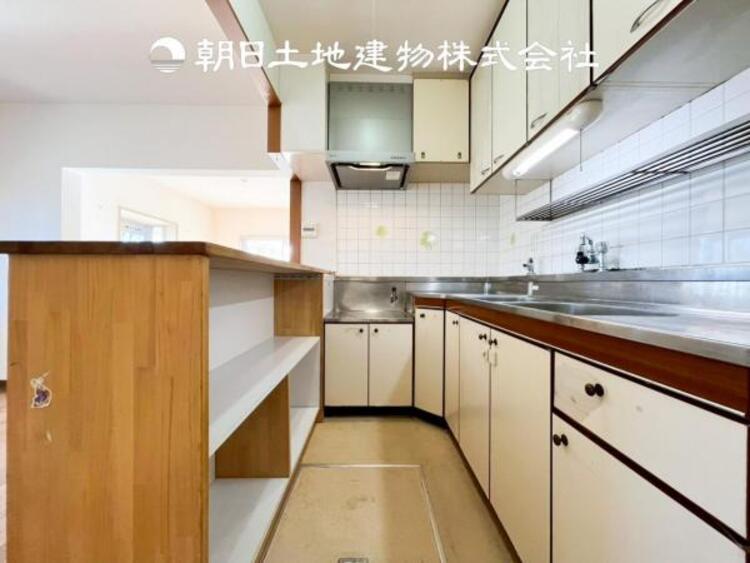 キッチン 【キッチン】シンプルで使いやすいデザインにこだわったキッチン。プライベートスペースを彩るインテリアとしての美しさと、快適な日常を支える機能性と強さがひとつになった自慢のキッチンです。