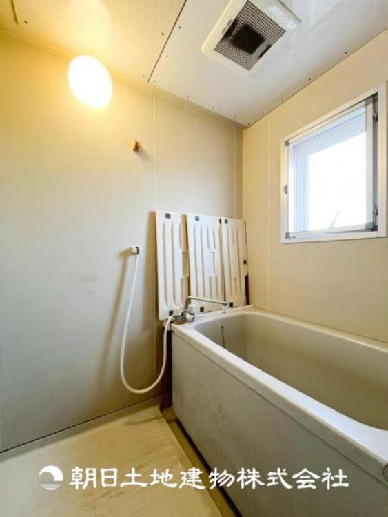 風呂 【浴室】1日の疲れを癒すバスタイム。心地よいリラックスを叶える独立した美しい空間です。心からゆったりと寛いでいただけるよう、ゆとりのスペースを確保しています。