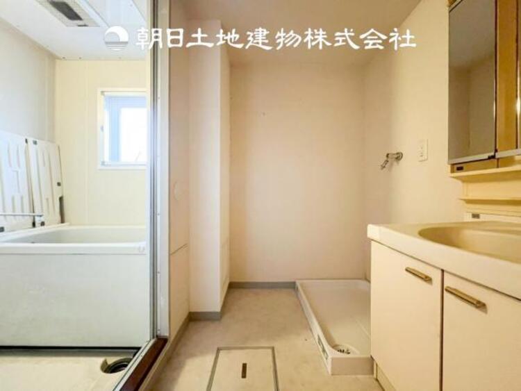 洗面 【洗面化粧台】慌ただしい1日が始まり、充実した1日の終わりを締めくくる洗面所。快適に過ごせることはもちろん、収納や機能性を兼ね備えた洗面化粧台です。