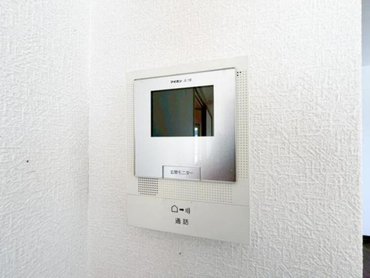 設備 【モニター付きインターホン】訪問者の確認が出来るので、セキュリティ対策にも最適のモニター付きインターホン。