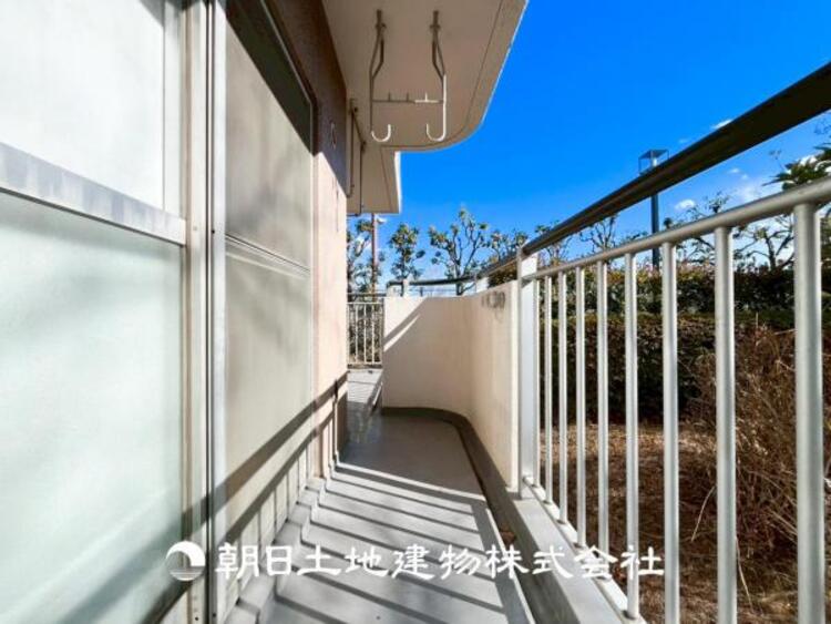 バルコニー 【バルコニー】温かい太陽を感じる事ができるのは、目の前に遮るものが無いから。彼方に広がる風景が絵画のように広がります。
