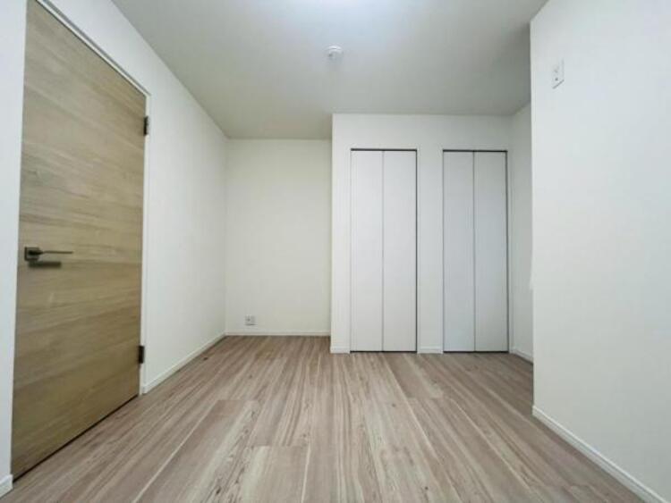 内装 居室はひとり時間を過ごせる安らげるお部屋として活用できます！収納スペースあり！荷物が多くても十分！！ベッドや勉強机、テレビなどを置きたい場合におすすめ！！過ごす時間が長くてもゆったり過ごせそうですね！