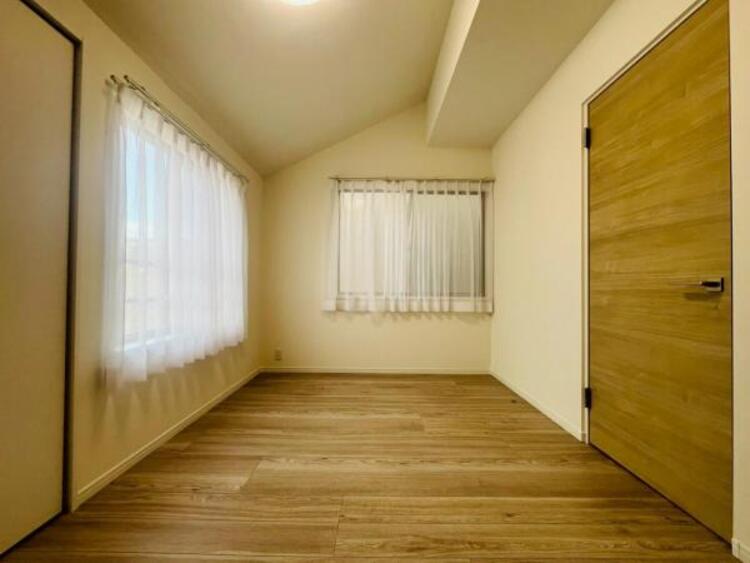 内装 自分の時間を充実させながら心豊かにできるプライベート空間！！穏やかな寛ぎを届ける仕様のゆとりある居室。個室のお部屋が欲しいという要望に応える設計で、過ごす時間が長くてもゆったり落ち着いて過ごせそう！！