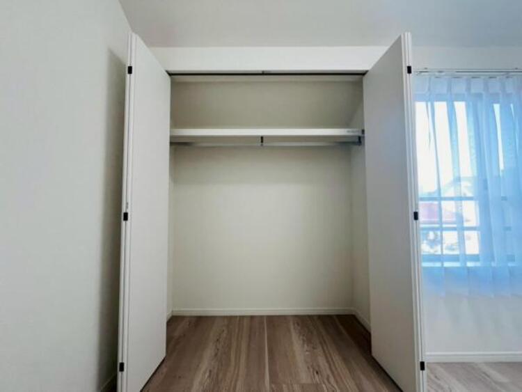 内装 採光を確保した明るい室内は風通しも良く穏やかな時が流れます！様々な生活スタイルにも対応可能な間取り。採光もアクセントの一つとして。この明るい好みの空間で読書をしたり、音楽を聞いたりと一人の時間も充実！