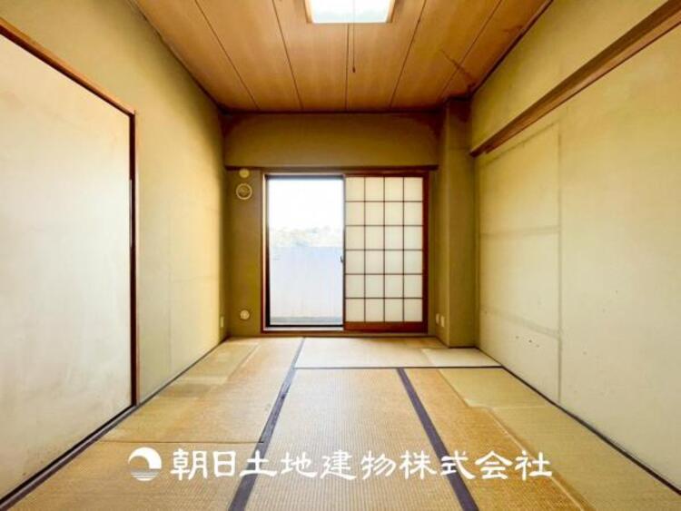 内装 【和室】近年減少傾向にありますが、和室があることで落ち着きと癒しの空間が生まれます。来客時の客室としても利用できますし、お子様のプレイルームやお昼寝に良いお部屋です。