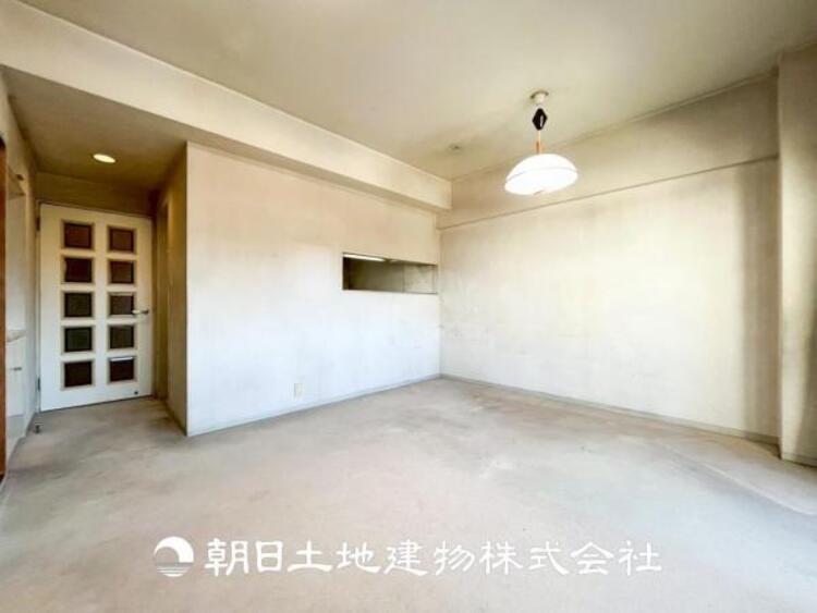 居間 【リビング】1日の中で最も長い時間を過ごすことになるリビングだからこそ、いつも笑顔があふれる空間であるように。広々とした空間から幸せな未来を。