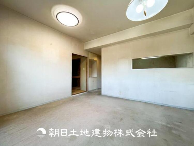 居間 【リビング】開放的で明るい空間が広がるLDK。リビングには暖かな太陽が降り注ぎ、爽やかな住空間です。お友達を呼んでお茶をしたり、一緒に料理を楽しみながら楽しい時間を。