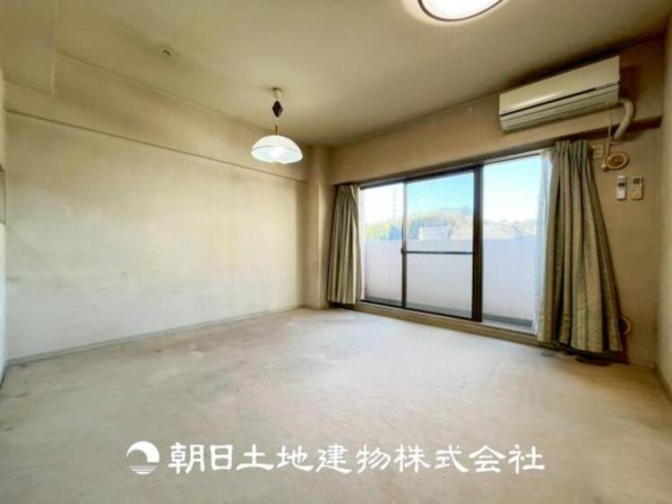 居間 【リビング】大切なご家族、招いた友人と過ごすひと時を溢れる光が優しく包み込む空間。大切な人とともに、心穏やかに過ごすひととき。家族との時間、自分の時間を大切にできる空間を作りました。