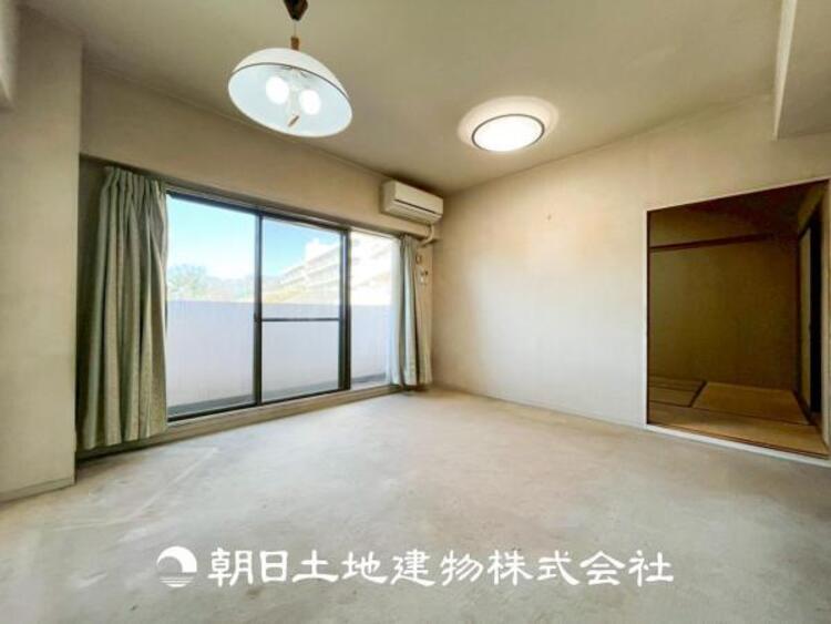 居間 【リビング】リビングにはみんなが集い、食事や楽しい会話が始まる。話に夢中になりすぎて、ついつい時を忘れてしまう。そんな束の間の幸せを感じさせてくれる場所。お子様の勉強スペースとしても活用できます。