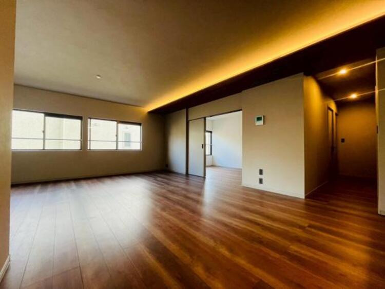 居間 家族の会話や笑顔が行き交うリビングで、子供を走り回らせたい。ダイニングテーブルでゆったり食事を堪能。光と風が溢れる開放的なリビングダイニングには、くつろぎの空間を生み自然と家族みんなが集まってきます