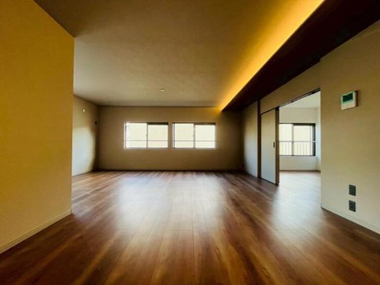 居間 お天気が晴れの日は照明をつけなくても充分明るいリビングです！どこか落ち着きのある広々とした内装です！皆で過ごす空間が、目に浮かんでくる様な優しいリビングダイニングです！くつろいだり楽しい時間を是非！