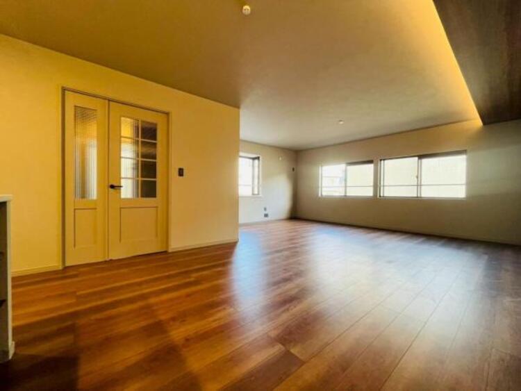 居間 リビングにあふれる採光と心地よい風のつどう調和された空間！！生活を彩る充実した日々が過ごせそうです。家族の滞在期間が長くなることを予測して、設計士が思いと工夫をこらした自慢のリビングダイニング！！！