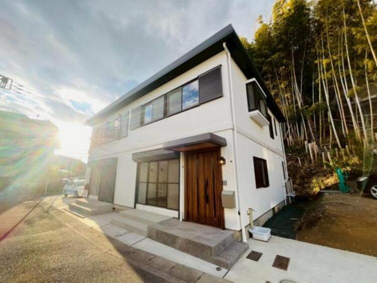 外観 青空を背景にスタイリッシュな外観が住まう人に誇りを与えます。駅周辺施設も利用でき快適生活が送れます！四季を通じて自然と触れ合えるスポットが周辺には沢山あり、お散歩やジョギング週末の遊びにおすすめです。																						