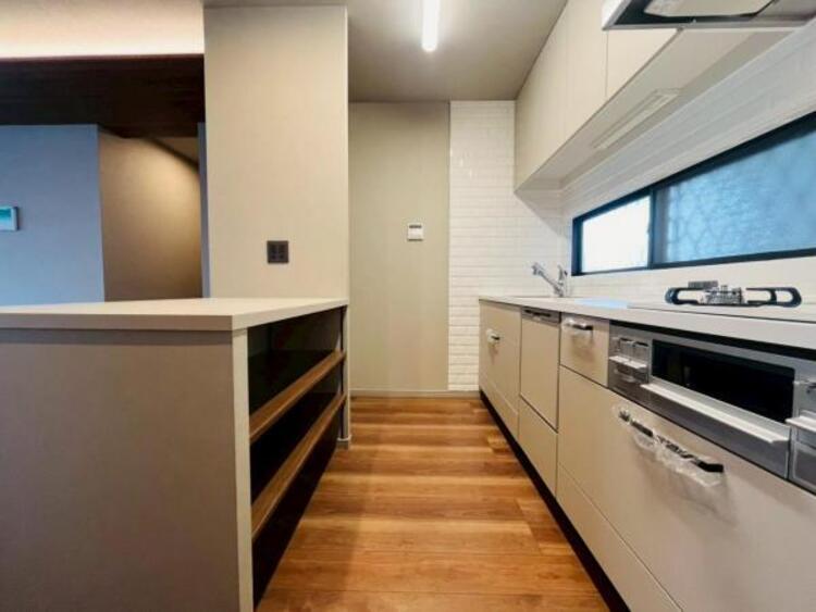 キッチン 広く取られたキッチンスペースはとても便利です。　自由にレイアウトがカスタマイズできます。