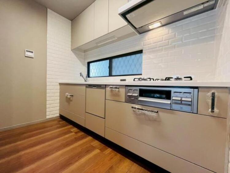 キッチン リビングダイニングが見渡せるカウンターキッチン！　お料理をする人も開放感が心地いいです。