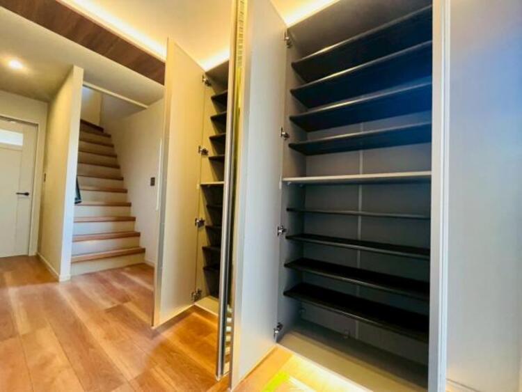 その他 シューズクロークには靴の収納以外のもとても便利です。ベビーカーやアウトドアグッズもスッキリと