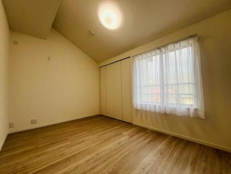 内装 採光を確保した明るい室内は風通しも良く穏やかな時が流れます！様々な生活スタイルにも対応可能な間取り。採光もアクセントの一つとして。この明るい好みの空間で読書をしたり、音楽を聞いたりと一人の時間も充実！