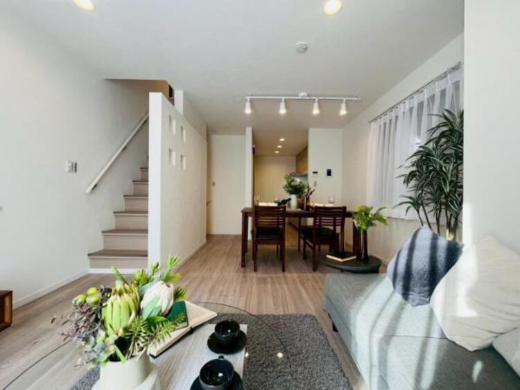 居間 家族の会話や笑顔が行き交うリビングで、子供を走り回らせたい。ダイニングテーブルでゆったり食事を堪能。光と風が溢れる開放的なリビングダイニングには、くつろぎの空間を生み自然と家族みんなが集まってきます