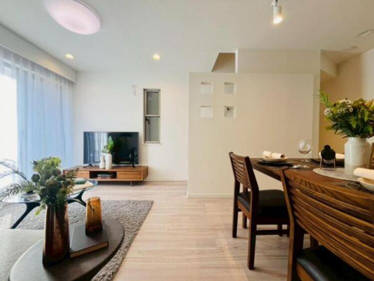 居間 リビングにあふれる採光と心地よい風のつどう調和された空間！！生活を彩る充実した日々が過ごせそうです。家族の滞在期間が長くなることを予測して、設計士が思いと工夫をこらした自慢のリビングダイニング！！！