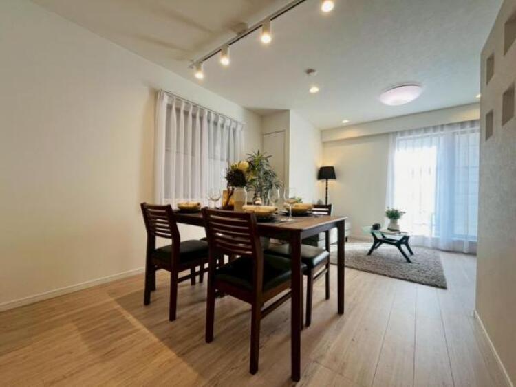 居間 開放感とプライベート感が見事に両立されたリビングダイニング！通常では相反するファクターがともにそろうと極上のくつろぎ空間が生まれます。だれにも譲りたくない至福の空間で過ごす日々は生活をより豊かにします