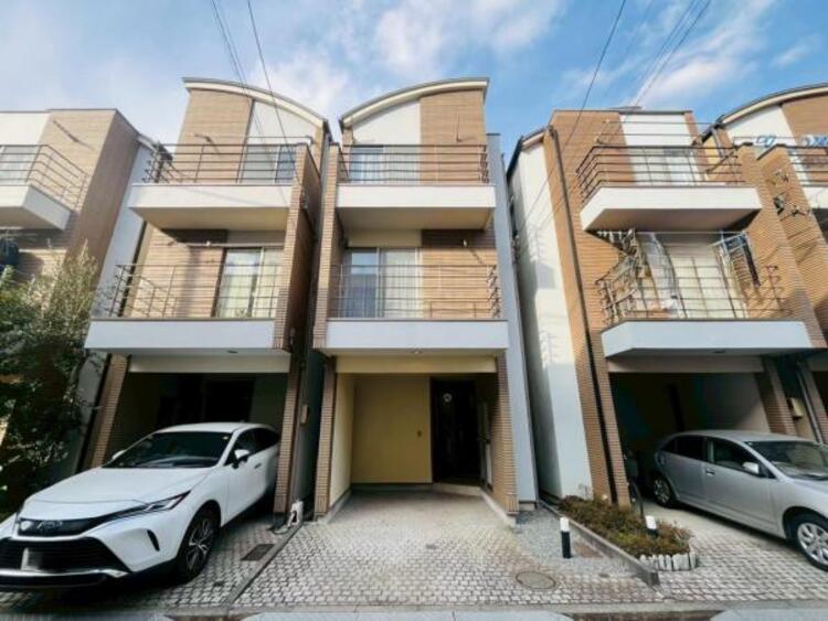 外観 住みやすさとデザイン性を両立させた欲張りな住宅が登場しました　相反しがちなことが相互作用でより良質に！本物だけが表現することができる質の高い機能美はよきものをつなげた古くからの伝統と最新技術の結晶です																			