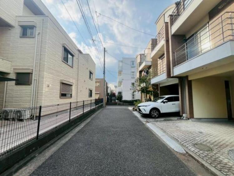 外観 青空を背景にスタイリッシュな外観が住まう人に誇りを与えます。駅周辺施設も利用でき快適生活が送れます！四季を通じて自然と触れ合えるスポットが周辺には沢山あり、お散歩やジョギング週末の遊びにおすすめです。																						