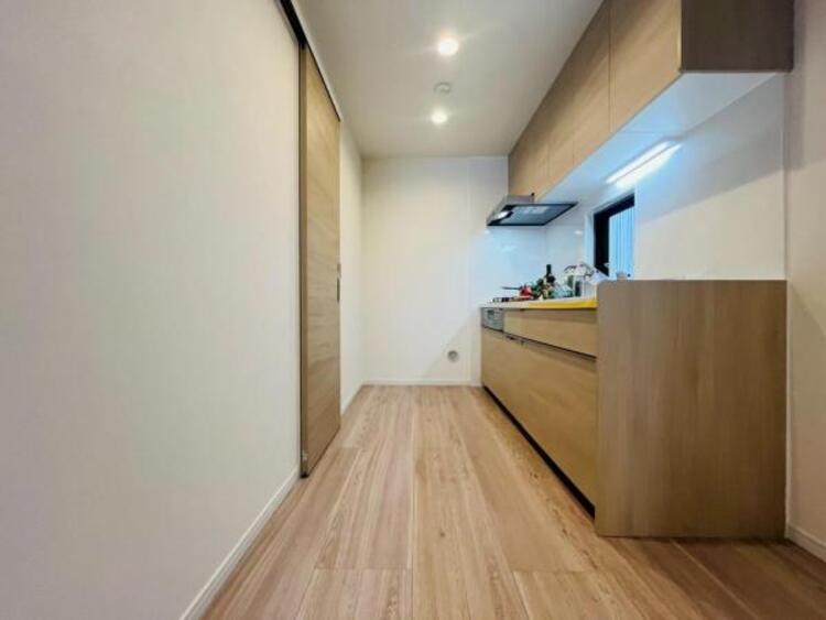 キッチン リビングダイニングが見渡せるカウンターキッチン！　お料理をする人も開放感が心地いいです。