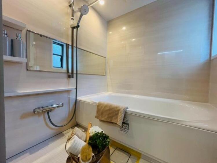 風呂 ゆったりと寛げる広々バスで足を伸ばしてリラックス。　最新のユニットバスは設備も充実です。