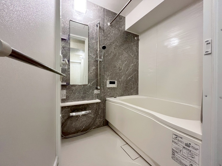 風呂 一日の疲れを癒すバスルームは、心地よいリラックスを叶える清潔感溢れる空間です。