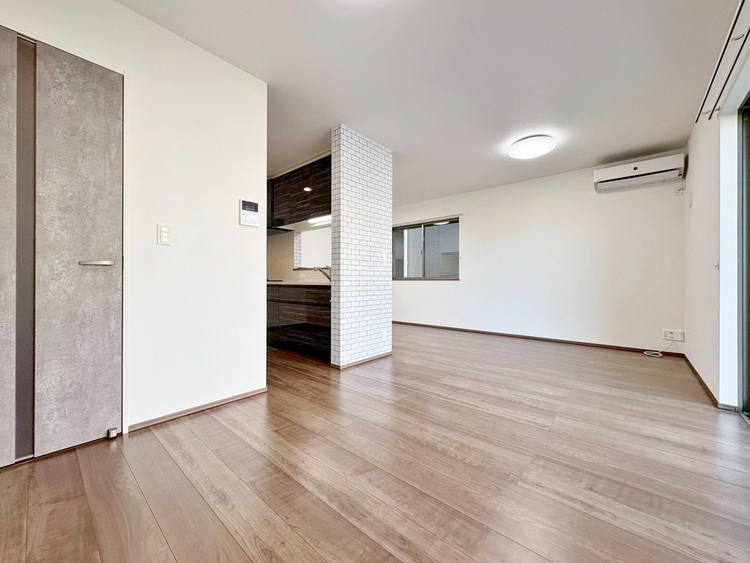 居間 快適に過ごす毎日を求めて、暮らしの中でご自身の「マイホーム」に創り上げてください。